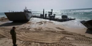 “الغارديان”: رصيف غزة الأمريكي فريسة للأمواج