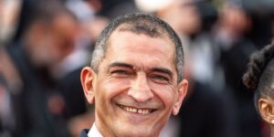 عمرو واكد: بناة الأهرامات ليسوا بشراً والمصريون مسحورون