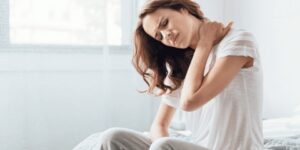 تُلازم الشخص المصاب طوال اليوم.. أسباب غير متوقعة لآلام الرقبة