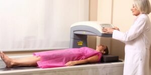 خاصة لمن تجاوزن 65 سنة.. فحص كثافة العظام للوقاية من الحوادث وتوقع درجة العواقب