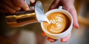 شرب القهوة بالحليب على الريق.. تأثيرات لا تخطر على بال