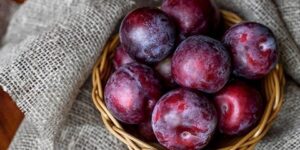 البرقوق.. الإفراط في أكله مُضر بالجسم