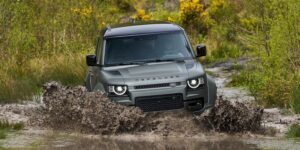 هجينة بقوة 626 حصان.. الكشف عن لاند روفر ديفندر أوكتا 2025