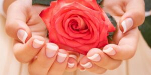 باعتبارهما المنطقة الأكثر عرضة للضرر.. أهم طرق ترطيب اليدين وتنعيمهما