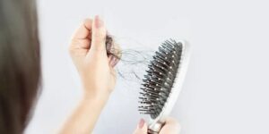 نصائح جمالية.. عصير البصل لتعزيز نمو الشعر ووقف تساقطه