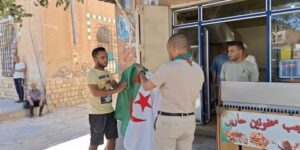 حملة واسعة لتوزيع الأعلام الوطنية بأولاد جلال وعين تموشنت
