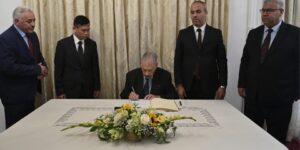 قوجيل يوقع على سجل التعازي بسفارة فيتنام اثر وفاة الأمين العام للحزب الشيوعي الفيتنامي