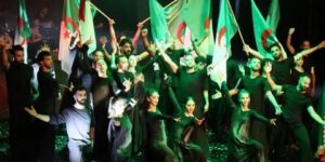 عرض جديد لـ “132 سنة، كي لا ننسى” .. جمهور كبير يتفاعل مع أحداث المسرحية التاريخية