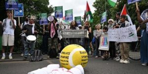 احتجاجات متضامنة مع فلسطين على هامش بطولة “ويمبلدون” في بريطانيا