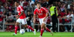 جواو نيفيس يطرق باب باريس