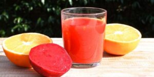 مطبخك الصحي… أسباب ستجعلك تشرب عصير البرتقال والشمندر يوميا