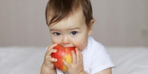 التفاح.. رفيق الأطفال في نموهم السليم