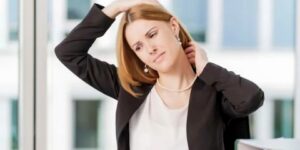 تمارين رياضية لتخفيفها.. 21 مليون سيدة تعاني من آلام الرقبة