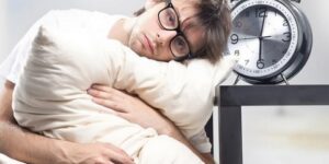 دراسة تكشف.. قلة النوم يمكن أن تجعل الناس أكثر حساسية للألم