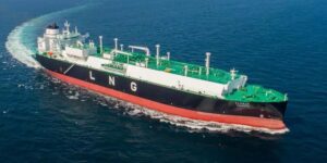 ناقلة الغاز الجزائرية “تسالة” تسعف مهاجرين كانوا على متن قارب غرق بالقرب من جزيرة سردينيا الايطالية