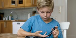 داء السكري عند الصغار.. دور الوراثة وإمكانات العلا