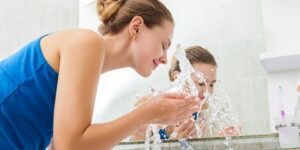 نصائح جمالية.. أخطاء تجنبيها عند غسل وجهك لتجنب ترهل وجفاف وتهيج البشرة