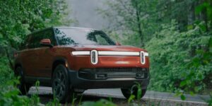 بتسارع ينافس سيارات الكوبيه سبور.. ريفيان R1S بقوة 835 حصان