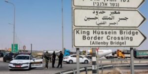 ابتهاجا بعملية “الكرامة”:أردنيون وفلسطينيون يوزعون الحلوى