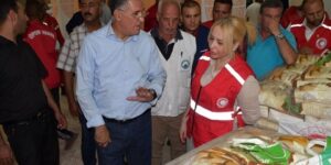 توزيع مساعدات على عائلات متضررة من الفيضانات بعين الصفراء