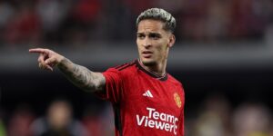 أنتوني يتمسك بالبقاء في مانشستر يونايتد