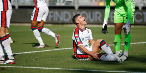 في مشهد مُرعب وصادم.. إصابة خطيرة تنهي موسم مالينوفسكي مبكرا