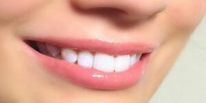 للحصول على شفاه حمراء طبيعيا.. اتبعي هذه النصائح