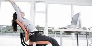 عواقبها الصحية خطيرة.. تمارين بسيطة لتجنب تبعات الوظائف المكتبية