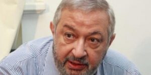 أحمد العوضي باكيا: “نور الشريف معلم الأجيال”