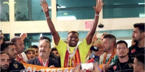 استقبال رائع من جماهير غلطة سراي لفيكتور أوسيمين