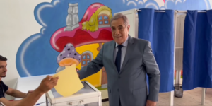 الوزير الأول نذير العرباوي يؤدي واجبه الانتخابي