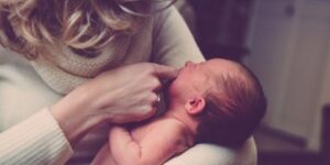 بعد أن كانوا يقومون بها بطريقة فطرية.. أزواج جزائريون يقومون بدورات “الوالدية”