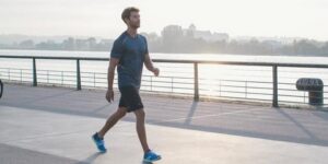 دراسة حديثة تكشف: المشي لمدة 10 ثواني فقط يحرق السعرات الحرارية أكثر