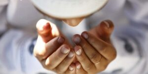 أول زُمْرَةٍ يدخلون الجنة