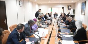 لجنة النقل تجتمع مع ممثلين عن نقابات الناقلين بسيارات الأجرة