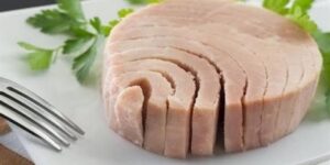 التونة.. هل هي آمنة على مرضى الكوليسترول؟