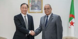 لقاء ثنائي بين وزير الصناعة ومسؤولي شركة ELINC لتطوير التعاون في الصناعات الإلكترونية