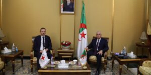 طبي يؤكد على التزام الجزائر بتطبيق القانون الإنساني الدولي والتعاون مع الشركاء الدوليين