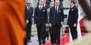 عكاز ووجه شاحب.. وضع صحي متدهور لملك المخزن يقود المغرب نحو المجهول