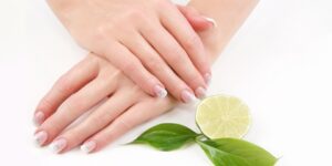 يمنحها القوة واللمعان.. الليمون لصحة وجمال أظافرك