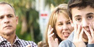 آباء بين الرغبة في حماية أبنائهم وإلزامية احترام استقلاليتهم