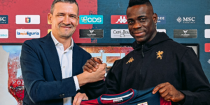 جنوى يضم ماريو بالوتيلي لعام واحد