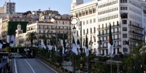 العاصمة تزهو بالارث الثوري الوطني على شوارعها وطرقاتها