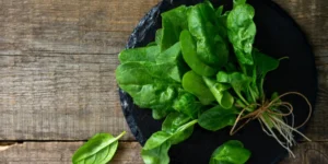السبانخ.. هل يسبب النفخة؟