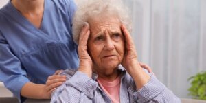 تقرير حديث يُحذر .. الوحدة تهدد المسنين بالخرف