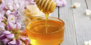تناول العسل مع الماء الدافئ قبل النوم.. فوائد لا تخطر على بال