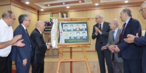 تريكي يشرف على إصدار سلسلة طوابع بريدية