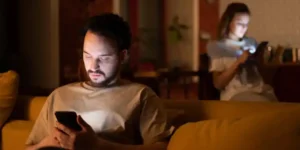 الانشغال بالهاتف.. يؤثر سلبا على العلاقات الاجتماعية