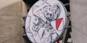 في خطوة تاريخية.. أجاكس يقرر العودة إلى شعاره الكلاسيكي