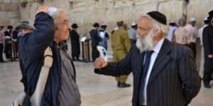 كريم زريبي يفتح النار على بوعلام صنصال: كاتب زائف معادٍ للإسلام وينشر الكراهية